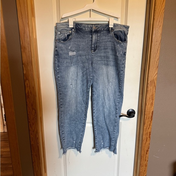 EST. 1946 Women's Distressed Blue Jeans Size 16W - Picture 1 of 7